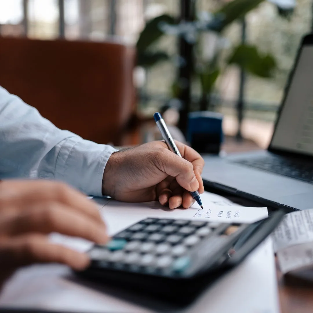 Calculadora sobre uma mesa